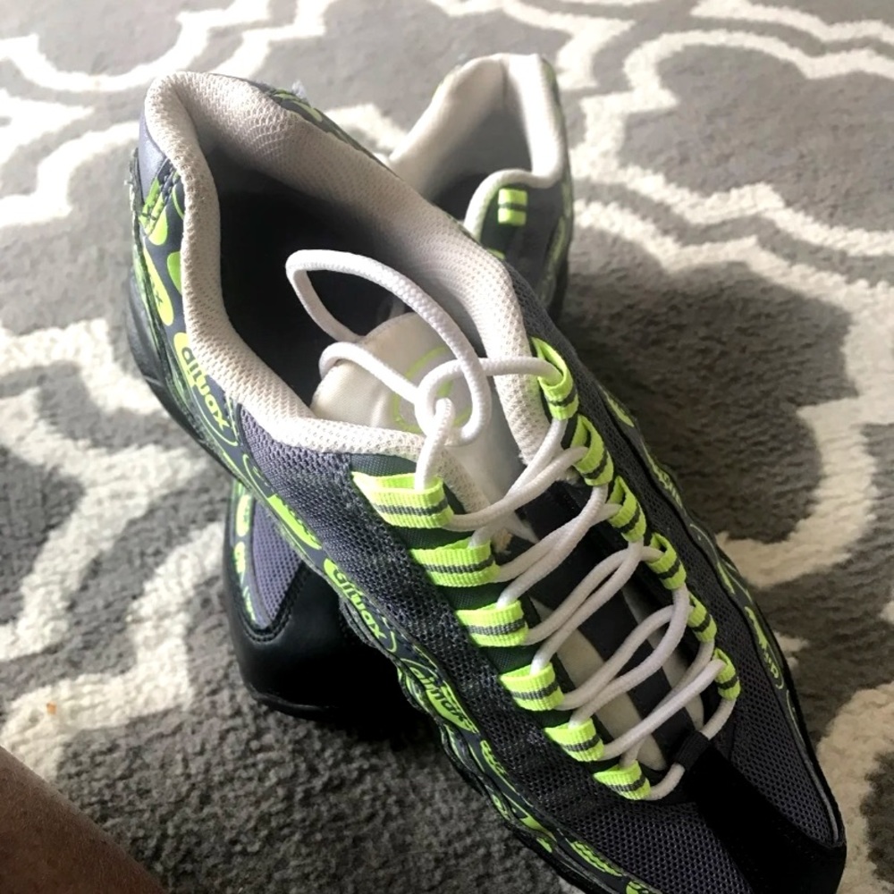 Nike Air Max 95 SE Youth running shoes worn once